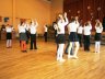 4b klasė šoka lietuvių liaudies šokį „Delnų polka“ - 